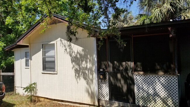 Primary Photo - Affordable 2 Bed / 1 Bath Home