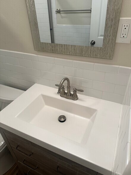 Building Photo - 705 Custer Ave