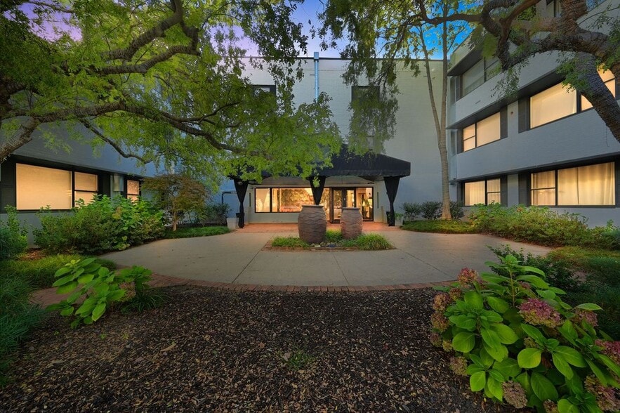 Primary Photo - 3645 Peachtree Rd NE