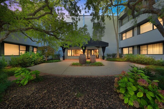 Primary Photo - 3645 Peachtree Rd NE