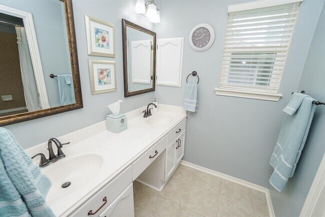 Building Photo - 210 Rolling Plains Dr