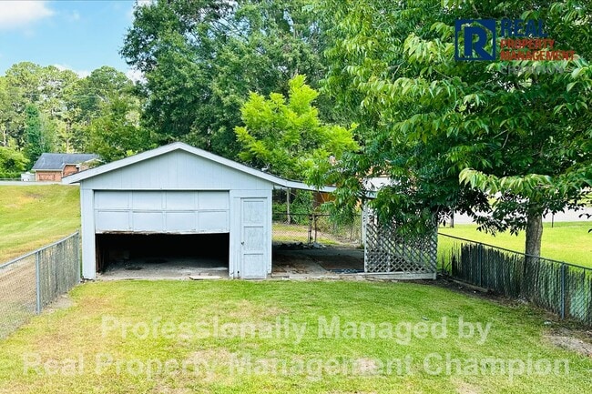 Building Photo - Charming 2 BD/1 BA Bungalow with Fenced Ba...