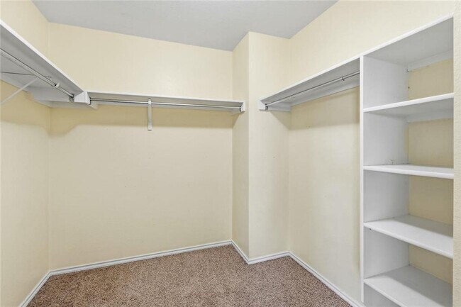 Building Photo - 605 Saul St