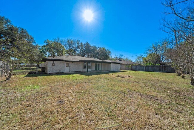 Building Photo - 1313 Redbud Trail