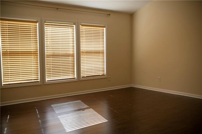 Building Photo - 2279 White Alder Dr NE