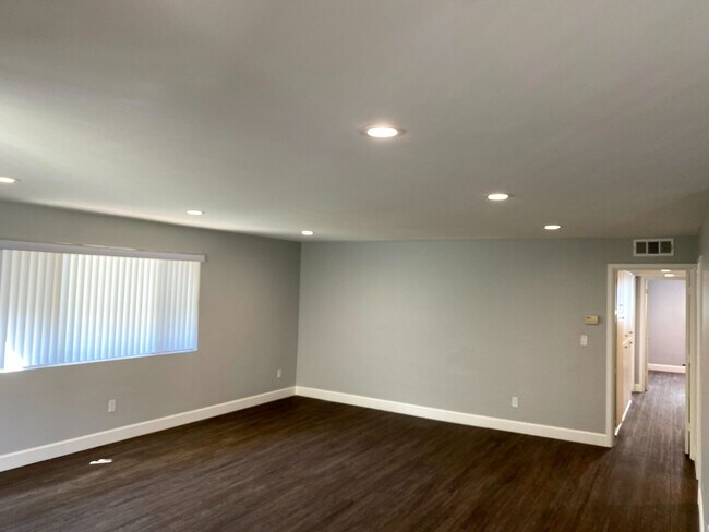 Building Photo - Stylish 2-Bed Apartment