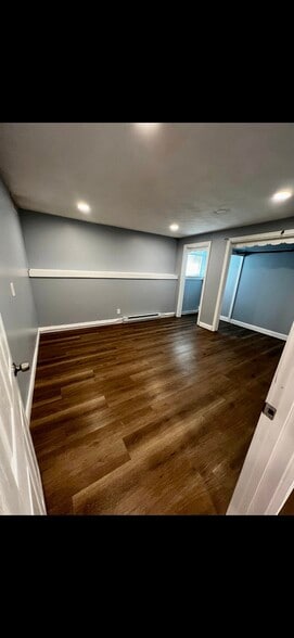 Building Photo - 6 1/2 Floyd Rd