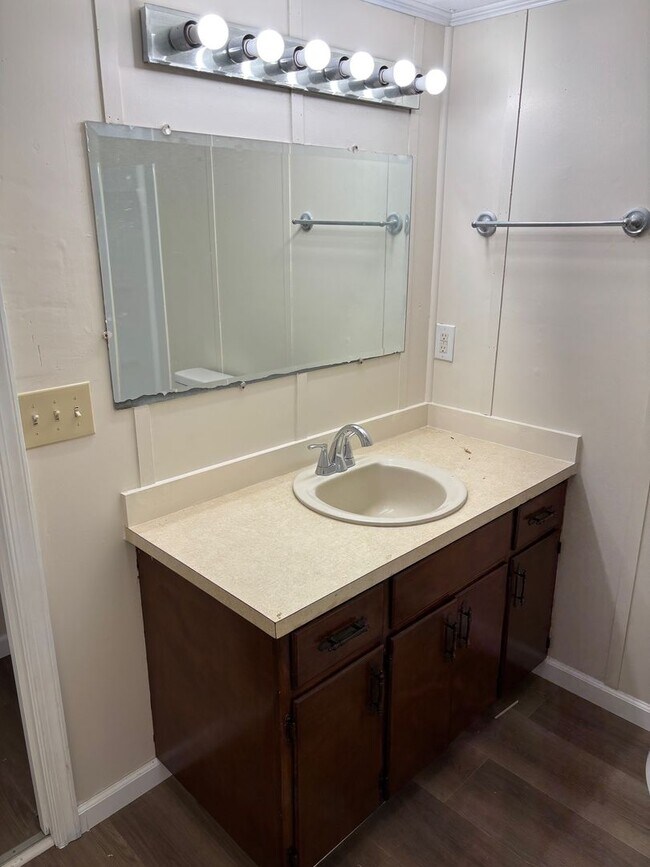 Building Photo - 212 Astran Dr