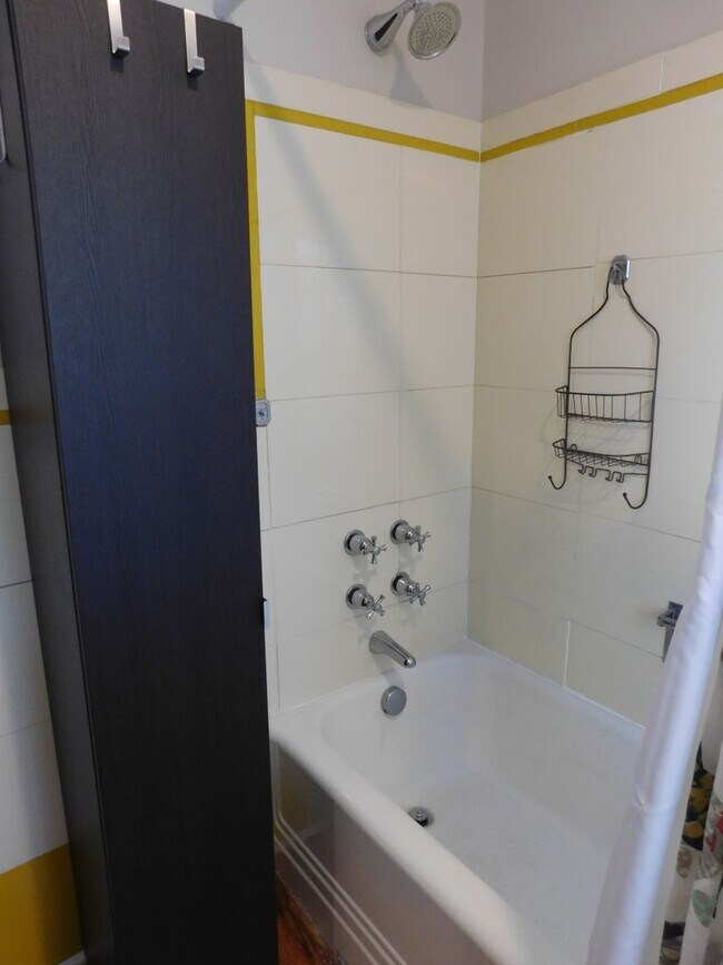 Building Photo - 605 Johnson St