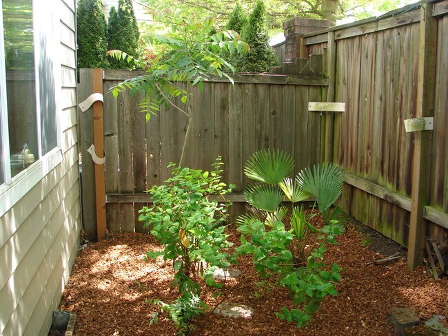 Building Photo - THREE BEDROOM TOWNHOME IN HAZEL DELL