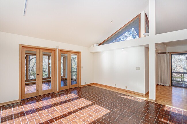 Building Photo - 1424 Bradford Dr