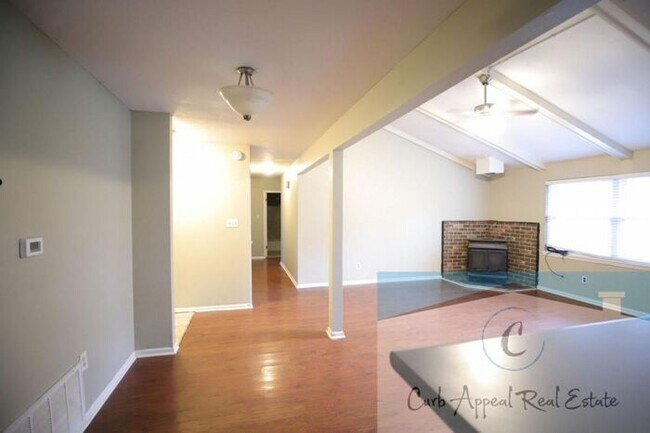 Building Photo - 3 Bedroom 2 Bath Home in Beautiful Neighborhood! A must see!!