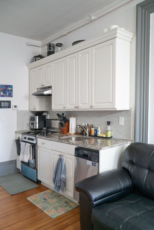 Kitchen - 988 N 5th St