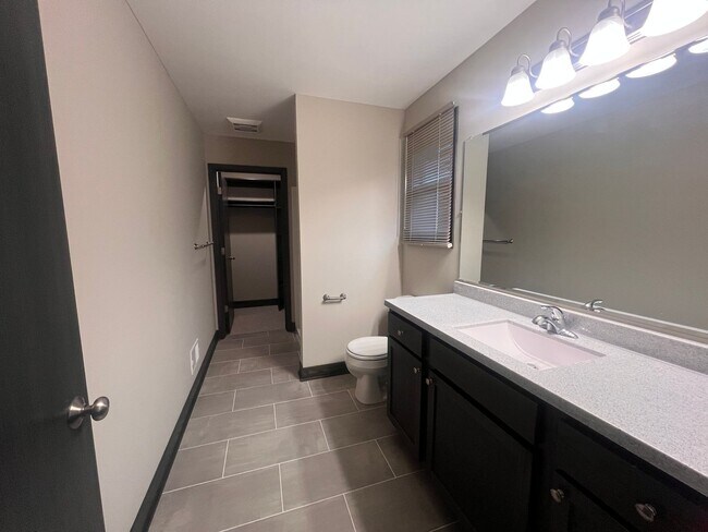 Building Photo - Four Bedroom Duplex in Caledonia!