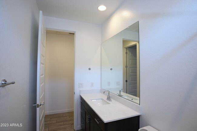 Building Photo - 2540 W Sunland Ave