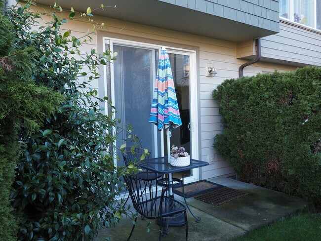 Patio on the park - 2408 Main St