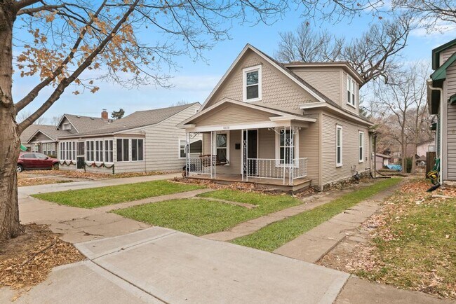 Building Photo - Charming 3-Bedroom Waldo Home with Porch Swing & Hardwood Floors