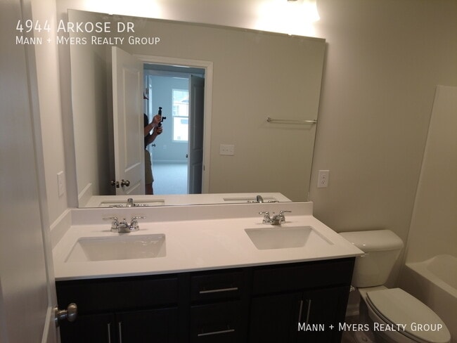 Building Photo - 4944 Arkose Dr