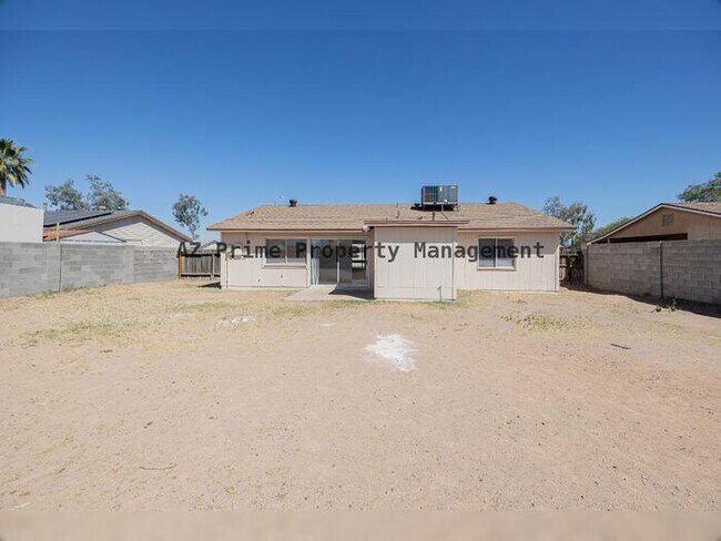 Building Photo - 8821 W Sahuaro Dr