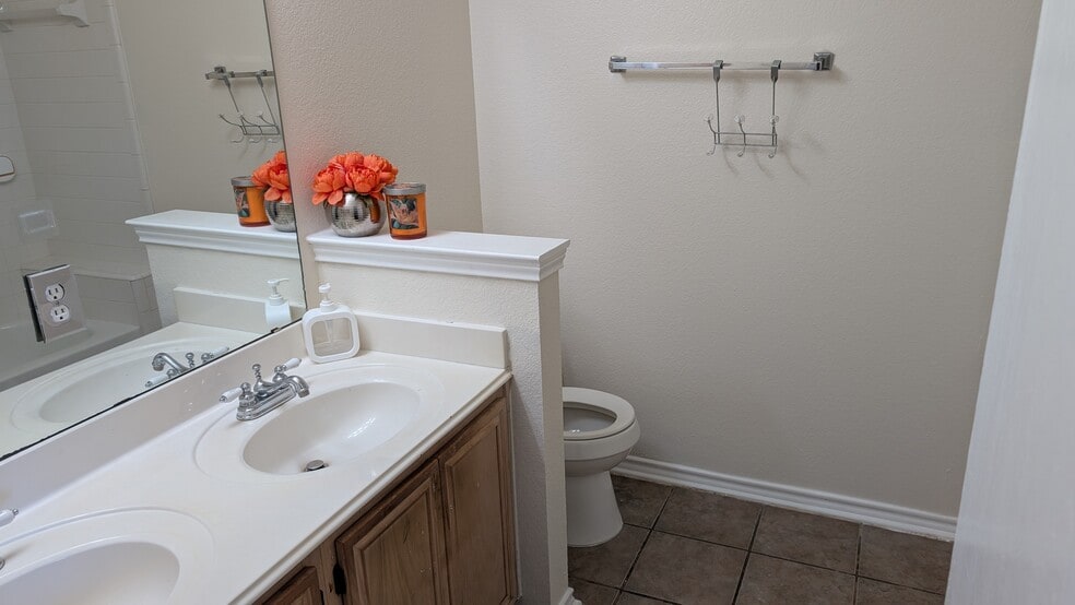 Building Photo - 5215 Waltham Ct