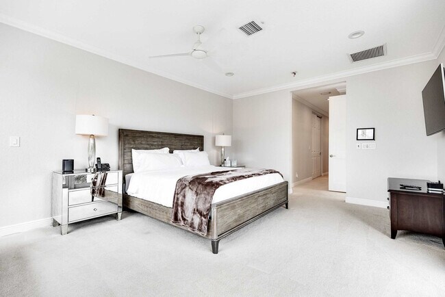 Building Photo - 1412 SE 2nd St