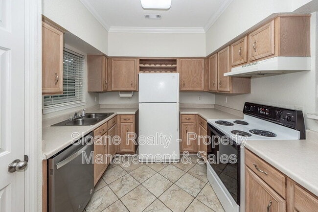 Building Photo - 700 Daniel Ellis Dr