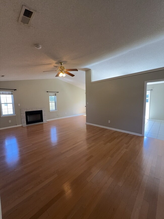 Building Photo - Nice 3 Bedroom, 2 Bath Home in Hubert