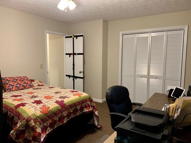 Building Photo - Shelton Park Townhome