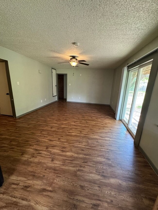 Building Photo - 3/1.5 Brick Home in West Lampasas