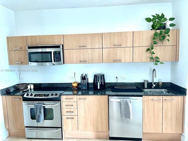 Building Photo - 350 S Miami Ave