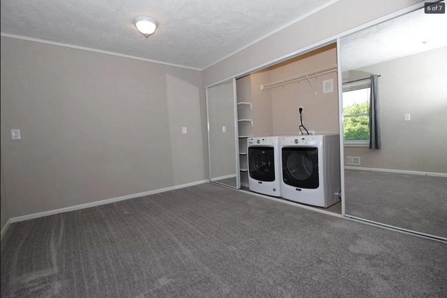 Building Photo - Recently Remodeled Apartment All Utilities...