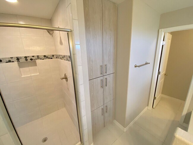 Building Photo - Spacious 4 Bedroom Refrig A/C Home
