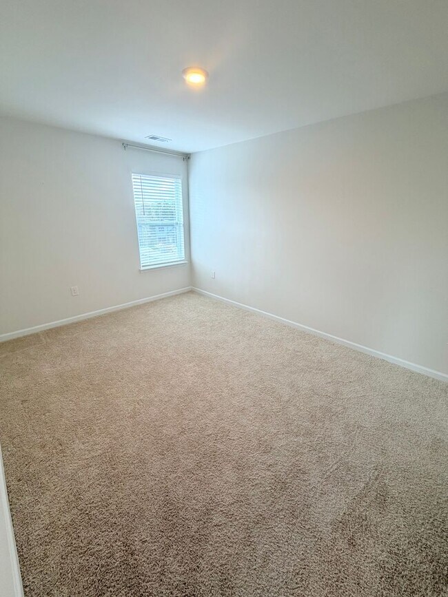 Building Photo - Beautiful 4 Bed, 2.5 Bath Home - Lawn Care Included!