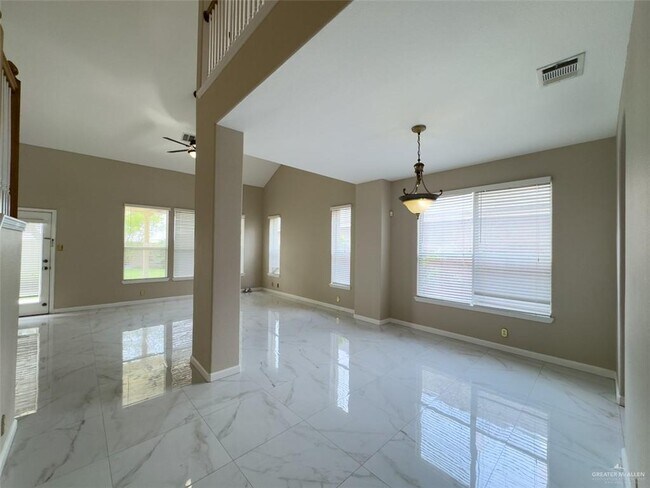 Building Photo - 37 San Sebastian St