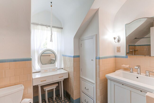 Building Photo - 4 bedroom, 2.5 bathroom home in Camp Hill