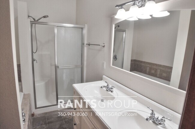 Building Photo - Beautiful Home in Tumwater on 1/2 acre!