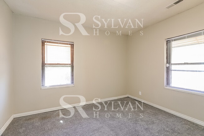 Building Photo - 3 BR, 2 BA home in Oakwood Estates