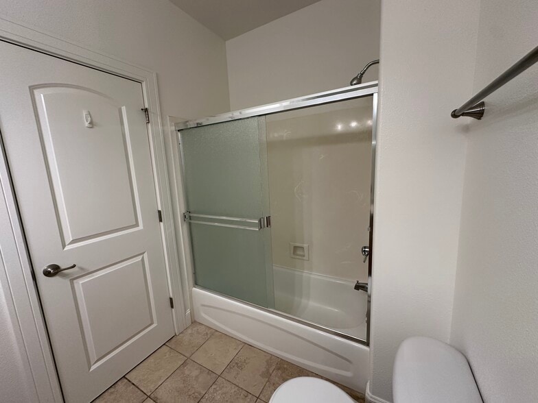 Building Photo - 818 Solano Cir