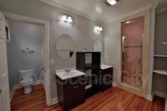 Building Photo - 513 Lytle St