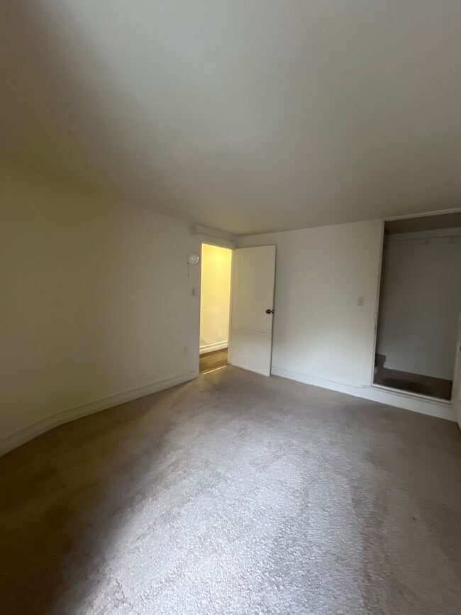 Building Photo - Spacious 3-bedroom home available for rent in Allentown available immediately