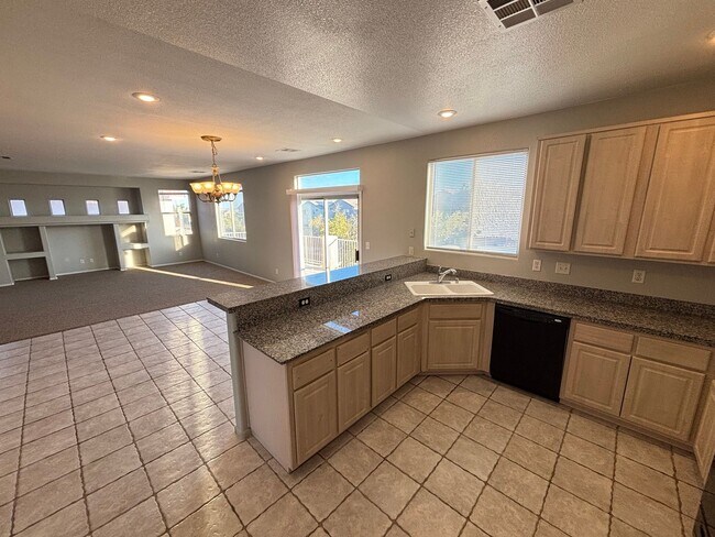 Building Photo - Spacious 3Bed/3Bath Two Story Home Located...