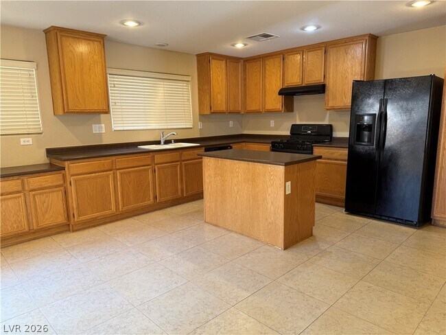 Building Photo - 651 Shadwell St
