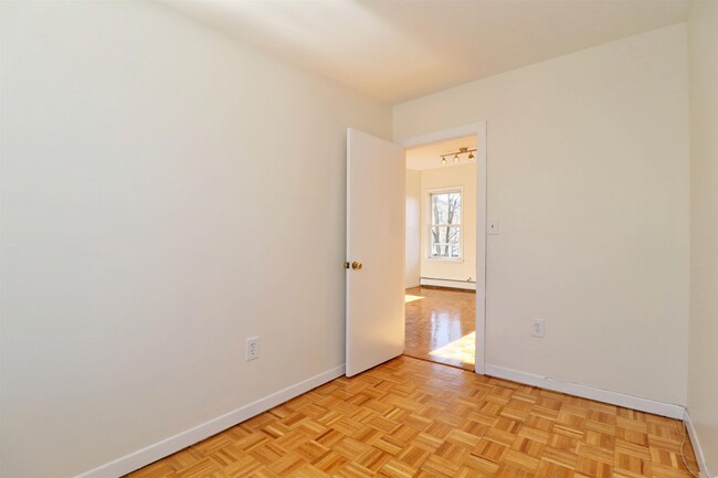Building Photo - 318 5th St