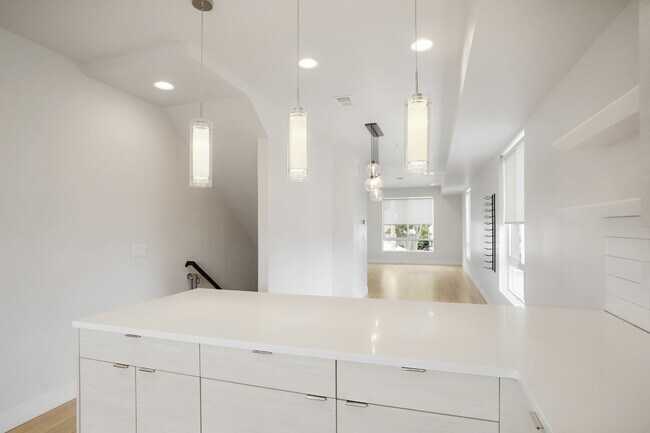 Building Photo - Stylish Sloan’s Lake Townhome with Rooftop...