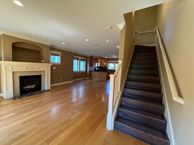 Building Photo - Cozy 3 bed 2.5 bath townhome on North Quee...