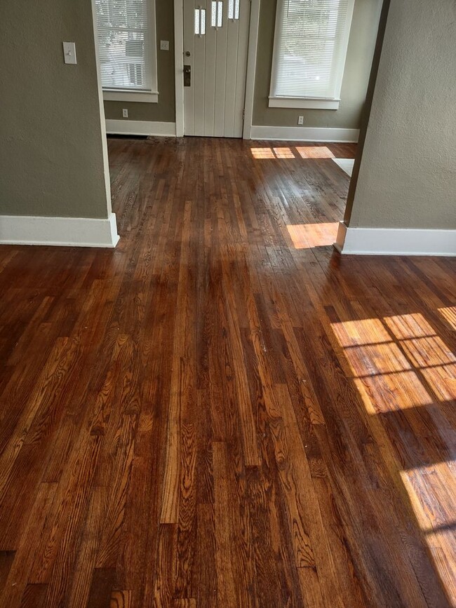 Building Photo - LIMITED TIME MOVE IN SPECIAL!! FIRST MONTH...