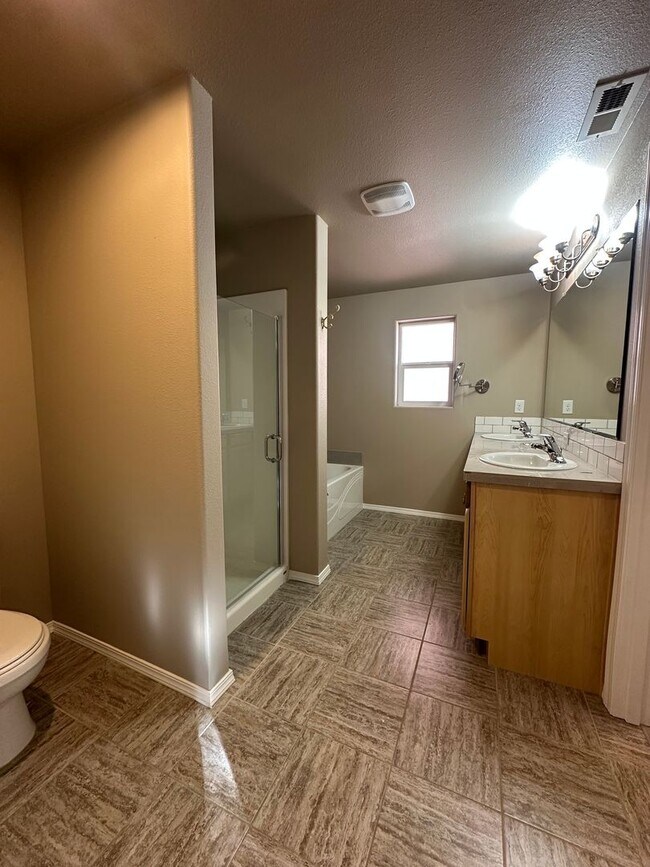 Building Photo - Comfortable Bend Living – 3 Bedroom Home with Spacious Bonus Room!