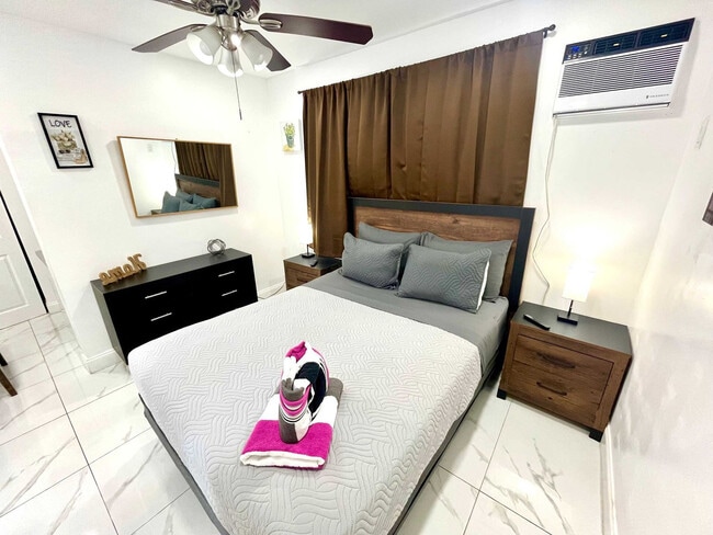 Building Photo - 338 Van Buren St