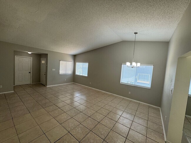 Building Photo - Freshly Updated Home for Lease – Move-In R...