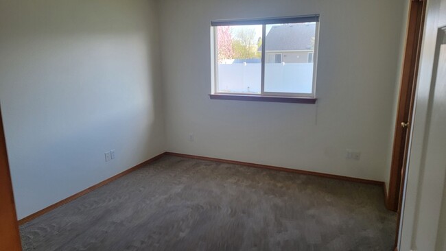 Building Photo - 3 Bedroom 2 Bath Home In North Spokane